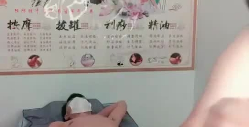 吊钟乳美乳少妇养生馆和男技师乱插,69互吃下体,男的不亏专业吃女人饭的,舌头灵活