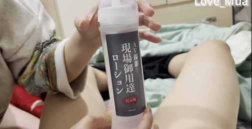 亚洲女孩用润滑液为男孩手交并有着美妙的声音