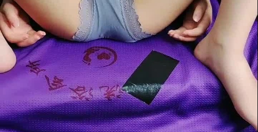 剧情演绎老哥加钟女技师特殊服务，来给大哥吹个箫大白美乳，夹着JB乳交脱下内裤看看逼，掰开特写骑乘猛操晃动奶子