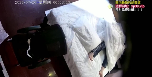 2023-7-20新流出酒店偷拍 小哥约炮单位眼镜御姐连续两天开房爱干净要换上新床套才在床上