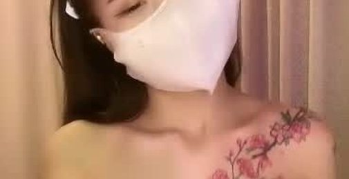 超漂亮梅花纹身酒窝美女！好身材白嫩美乳，极品无毛嫩穴，张开双腿对着镜头，掰开特写看洞洞